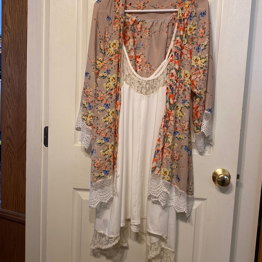 Size Large kimono with long flowy white lace detail tank top also a size large.